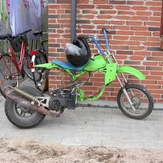Kawasaki 60ccm (smaderet hehe)