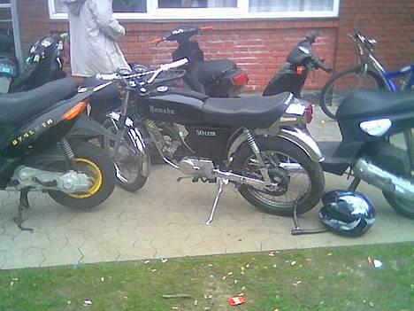 Yamaha fs1 4-gear - der står min dejlige 4-gear lige ved skolen og skinder :P billede 5