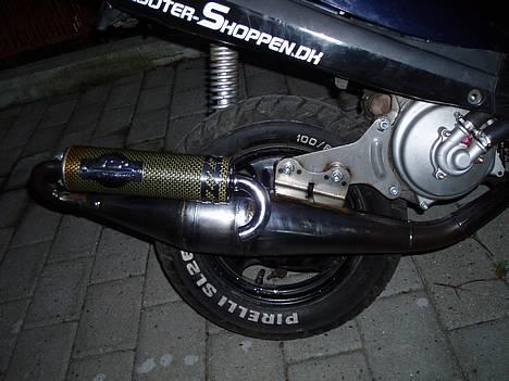 Yamaha Jog LC. SOLGT. - er blevet slebet ned så godt jeg kunne med sand papir, også er den blevet pudset op, også har den fået klar lak ;D billede 3