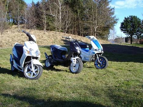 Yamaha Jog R 32'Racing - Min jog til venstre, Mike´s popcorn i midten, og Annies runner til højre billede 8