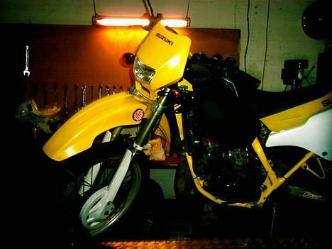 Suzuki RMX - Sådan så den ud før vi gik i gang med at male den rød.. billede 1