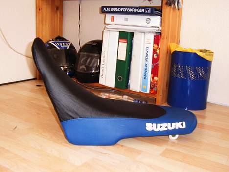 Suzuki RMX - Her er så mit sæde. Med nyt betræk. Er der ikke bare lækker?? ;) billede 5