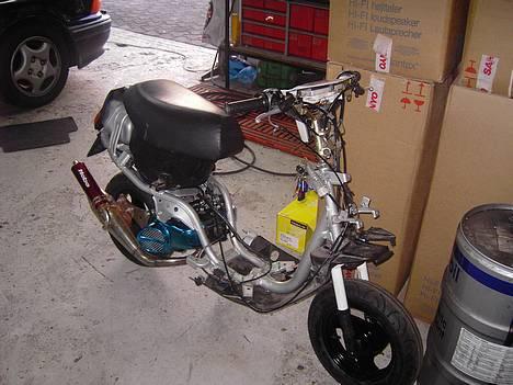 Yamaha JohansenS Jog  - Nye racer dæk... Fælgene er malt blank sort..! billede 4