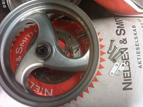 Sym Jet - TIL SALG - NRG Frontfælg, og tilpasningsstykker til kaliber-ophæng, skiven er jo en del størrere end i mit std. fælg. billede 8