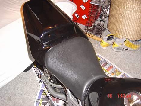 MiniBike R6 sport 4T S O L G T - ja..noget skal man jo sidde på..mmm...læder.. ;-) billede 9