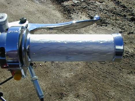 MiniBike "Chopper med Honda motor" - Blærede håndtag...Den gule knap er el start... billede 8