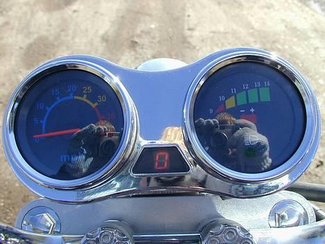 MiniBike "Chopper med Honda motor" - Her kan man se hvor meget strøm man har tilbage, hvilket gear man er i, og se op til 40 miles i timen, men det er altså ikke nok....hehe billede 9