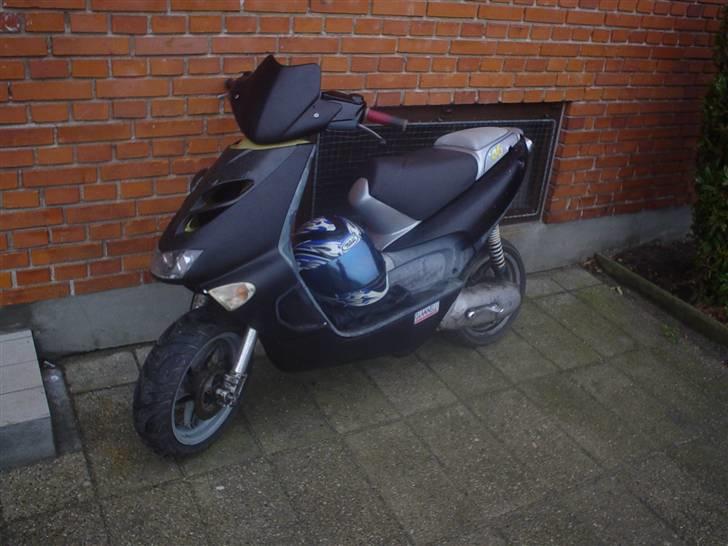 Aprilia SR 50 - 70 cc - Her står hun så :D billede 1