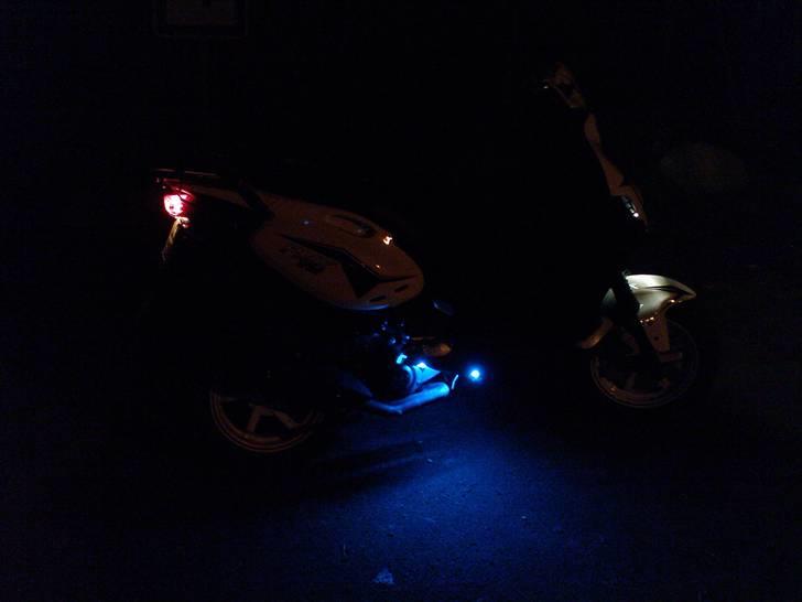 PGO PMX Sport *Hvid* - Neon. Jeg sender billeder af det ved baghjulet når jeg får monteret mine dioder billede 2