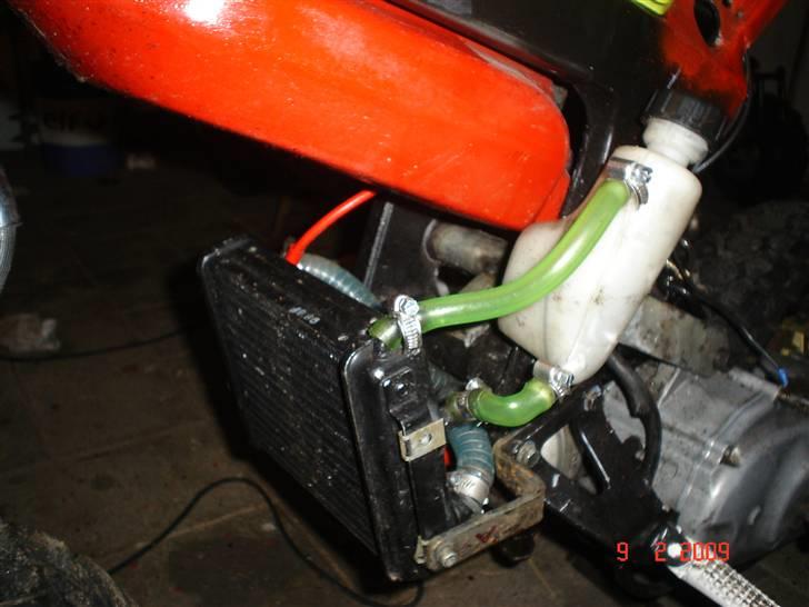 Suzuki StreetRox LC'DD (byttet) - køler og væskebeholder :b og nej, beholderen sidder ikk og dingler, den sidder skam fast. billede 5