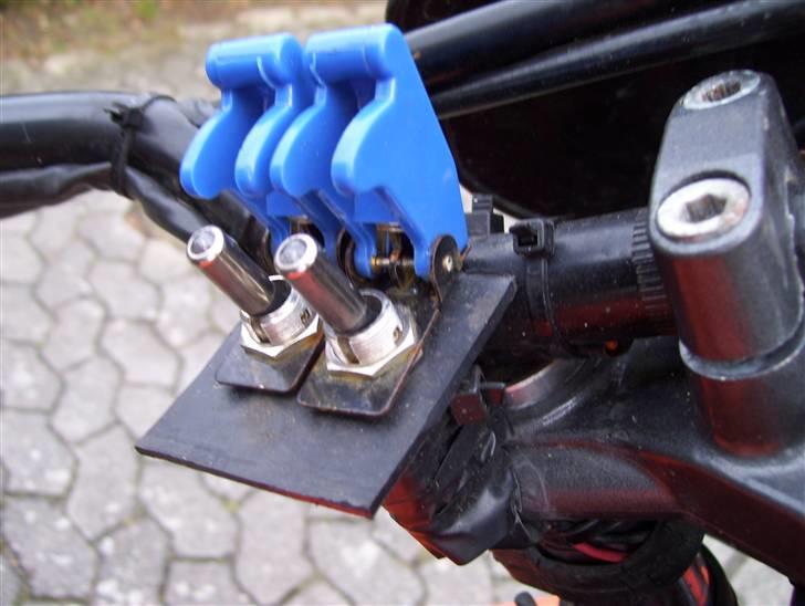 Derbi Senda R X-reme - højre til kølerblæser venstre til bag og forlys billede 13