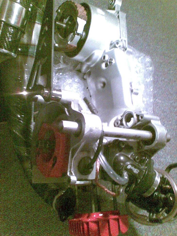 Yamaha  jog  R-setup væk - den er flot malet. min cylinder er til portning der for er den ikke på billederne billede 7