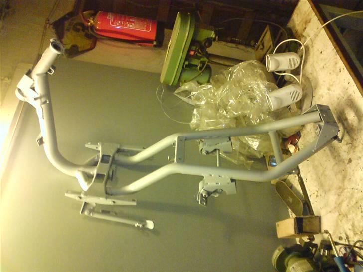 Aprilia Sonic - Byttet til Puch - Slebet stelet ned og grundet det. billede 15