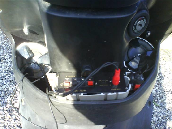 PGO Dr. Big - anlægget så det ikke fylder i hjælmrummet og det spiller meget højere og med 2 røde dioder  billede 14