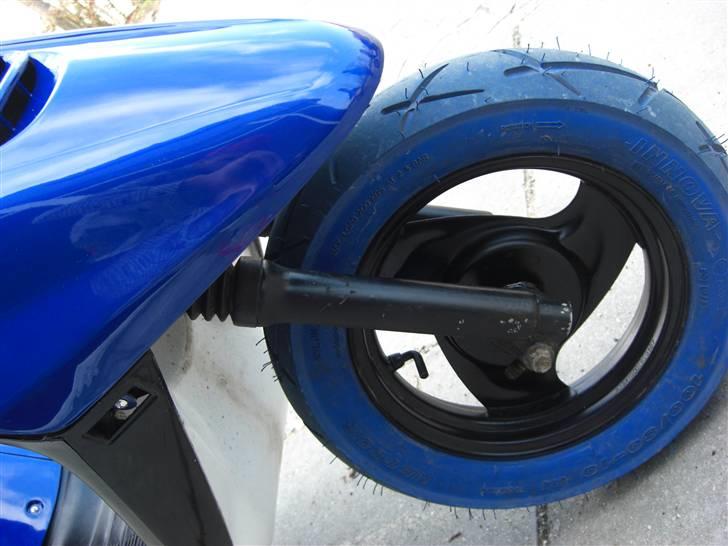 Yamaha Jog FS byttet - taget den 08/04/09 INDEN SKIVE BREMSEN VAR BLEVET SAT PÅ ! OG UNDER SKJOLDET ER SORT NU ! billede 10