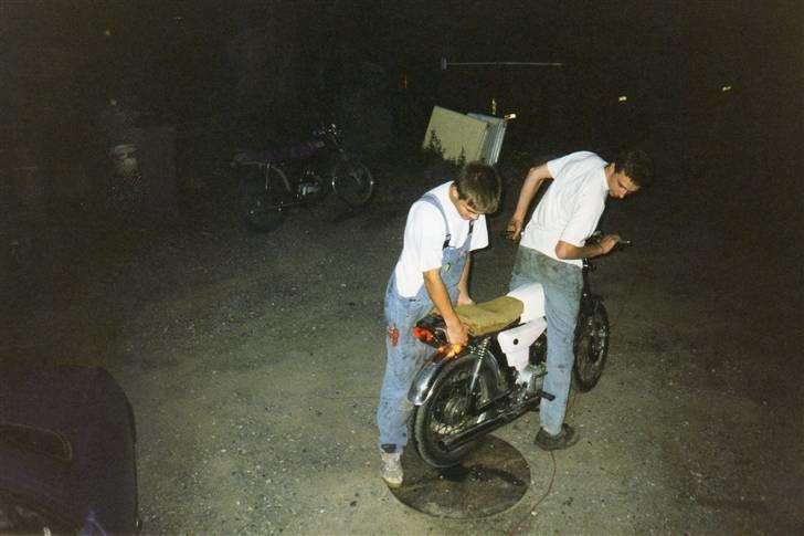 Yamaha FS1 4 gear DX - DET ská lige siges at her var den fuldstendig STD. så lidt løfte-hjælp var påkrævet... Her med vennen morten og hans 4 gear i baggrunden billede 7