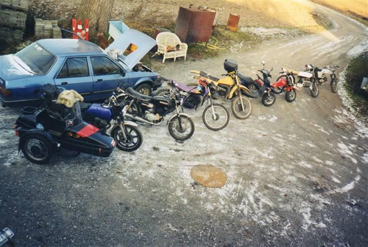 Yamaha FS1 4 gear DX - Fra højre: Min kammis MONZA JUVEL 4 gear, Min 4 gear, Min ombygget Rally, Far´s Rally, Min Suzuki RM 250, Min Yamaha DT175, Far´s Suzuki TT350, Far´s XS500 med sidevogn, og Min Ford Orion 1600 Klubracer....  billede 9