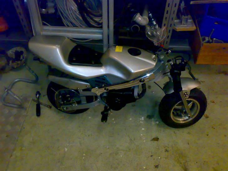 MiniBike Pocketbike*SOLGT*49Cc - Uden Kåbe. alt er std faktisk, har lige gjort den ren, så den er lidt kønnere at se på :) billede 2