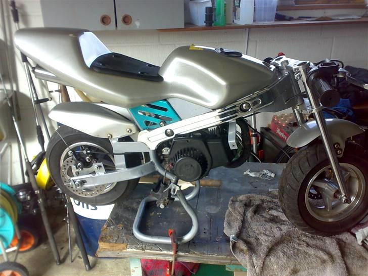 MiniBike Pocketbike*SOLGT*49Cc - uden kåben på. men den er på i øjeblikket. billede 4