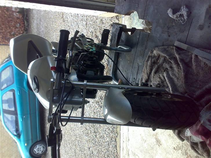 MiniBike Pocketbike*SOLGT*49Cc - Osse uden kåben på. bedøm selv om den er pænest med eller uden kåben på xD billede 6