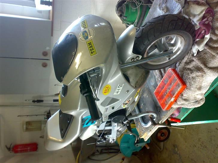 MiniBike Pocketbike*SOLGT*49Cc - Den kører rigtig godt nu :) lig mærketil træksnoren hænger, men gør den ikke mere, for har fået nyt på, og blæserhjulet er osse nyt. kommer snart nye billeder :D billede 8