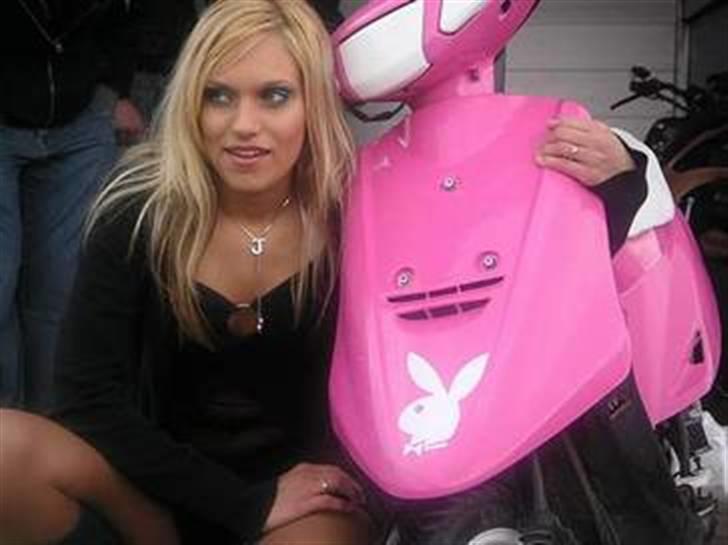 Yamaha      jog as PLAYBOY  - li et billede hvor den står med en anden møg fed porno jog. :) sådan håbede jeg den kom til og se ud men nåede jeg aldrig før den blev solgt. billede 7