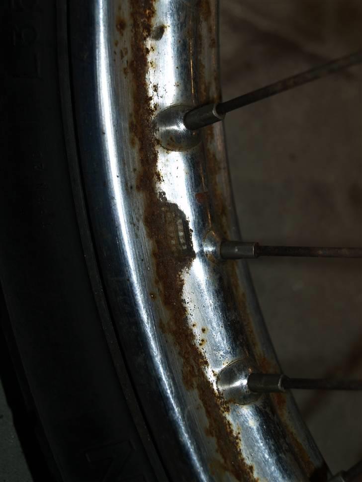 Yamaha FS1 DX - Den lille bule.. er slangen på vej ud gennem fælgen, der er dog et par lag gaffatape bag så der sker ingen ting. det har været sådan de sidste 3-4 år.. billede 7