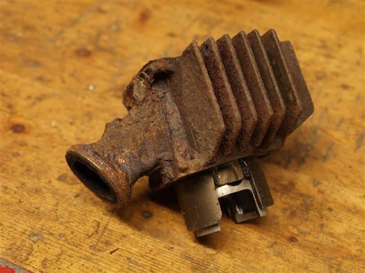 Yamaha FS1 DX - sådan ser en brugt cylinder ud, salt og fugt har rustet køleribberne af, men den kører egentlig fint. billede 8