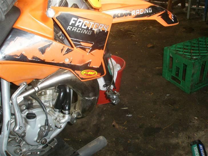 KTM sx 65 solgt - den dryppede med olie så vi skulle lave det så vi tog det af billede 17
