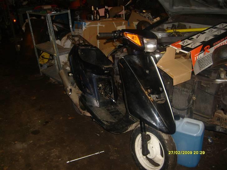 Yamaha jog artistic special SOLGT - her er den så ikke så pæn men det kommer billede 1