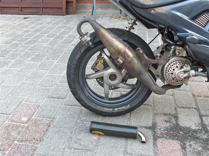 Yamaha Aerox LC TS - Ja der knækkede MK potten sgu. Sådan går det når man kører uden spændebånd til den. Men en god svejsning og den var klar igen. billede 11