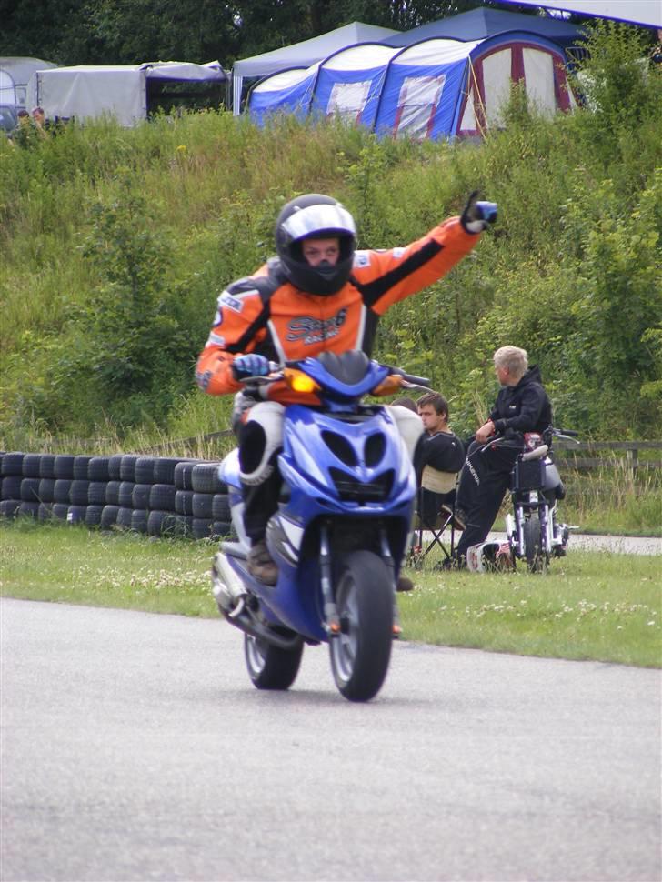 Yamaha Aerox R - Blinklys, finger i vejret og en sejr... :) Over Krelle... ;) billede 3