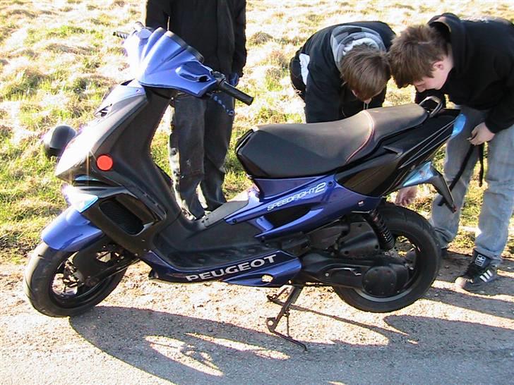 Peugeot Speedfight 2 - Jaaah, godt man har en varm udstødning vennerne kan lege med! billede 5