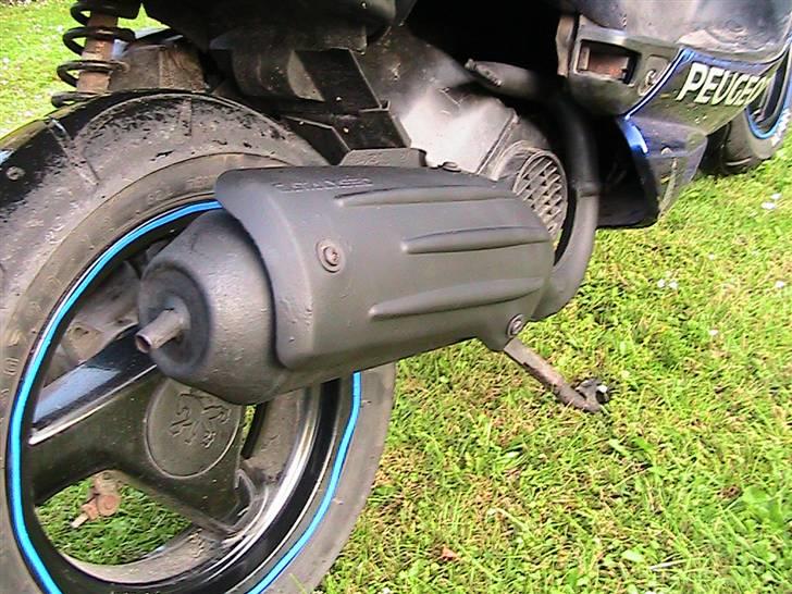 Peugeot Speedfight 2 - Så fik jeg lige malet udstødningen, tak for hjælpen phil :D billede 7