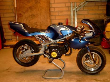 Hyosung 49ccm - Efter jeg har overtaget den fra min bror, har jeg pillet alle mærkerne af, og poleret den. billede 3