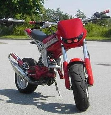 Suzuki Street Magic *SSM KONGEN* - læg mærke til de røde pære!! mega fede men man kan ikke se en skid med dem når det er nat :( men fede er de!! billede 1