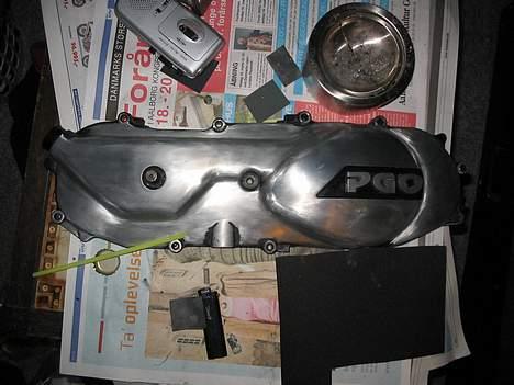 PGO hot 50 [SOLGT] - ned slibning af kickstarter skjoldet med vand-slibnings- sandpapir.... billede 10