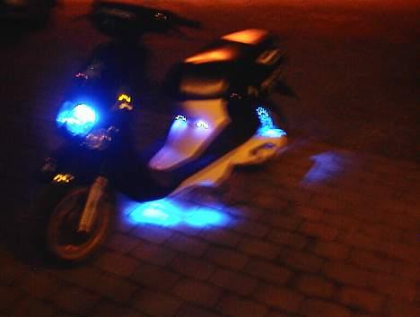 Yamaha neos - det satme nice...2 ved fødderne 1 variatoren 2 i forlygten... o 6 under scooteren!! billede 8