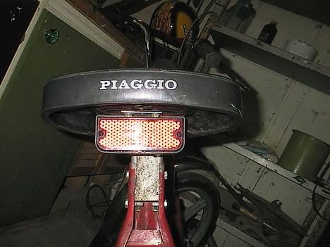 Vespa Ciao (solgt) - Original lygten smidt op under sadlen, med et lille beslag. billede 2