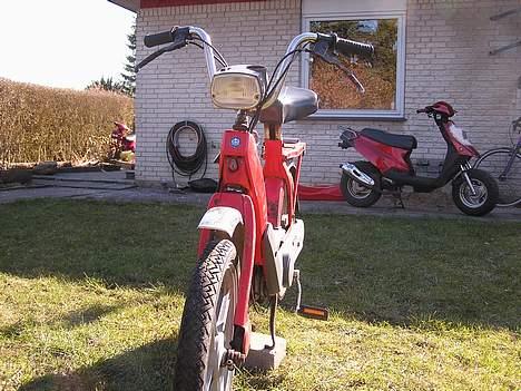 Vespa Ciao >SOOOLGT!< - Orr, et ondt look den har.. Min Hot i baggrunden.. :P billede 2