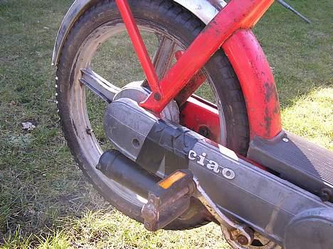 Vespa Ciao >SOOOLGT!< - Bagfælgen - også manglede jeg en skrue så den fik lidt tape.. billede 3