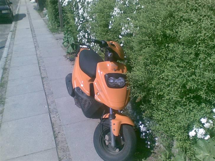 PGO Hot50 "Posten" Hærværk billede 1