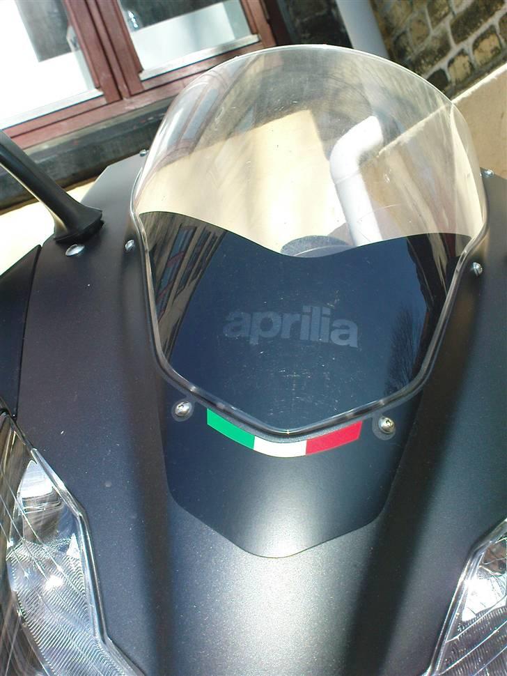 Aprilia RS50 - aprilia-logo og italiensk flag ved kåbeglasset | 29/02/2009 billede 16