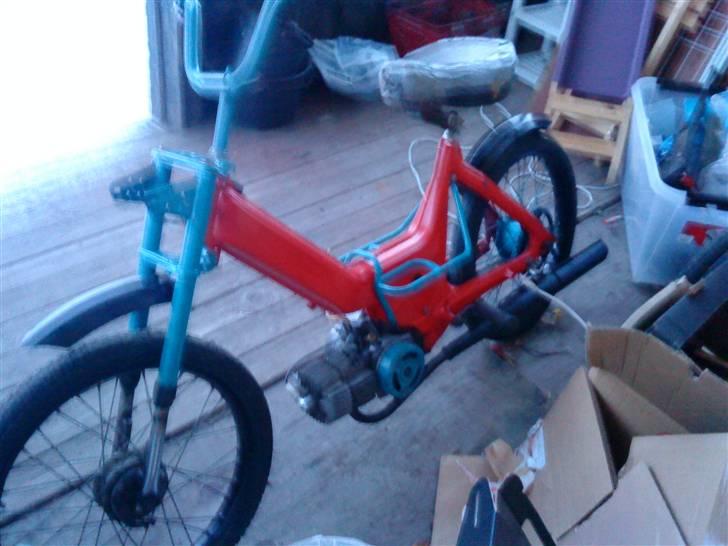 Puch maxi projekt!!! (solgt) - sådan så den ud da jeg var færdig med at male den,, men så ville jeg udspartle stellet :D haha  billede 3