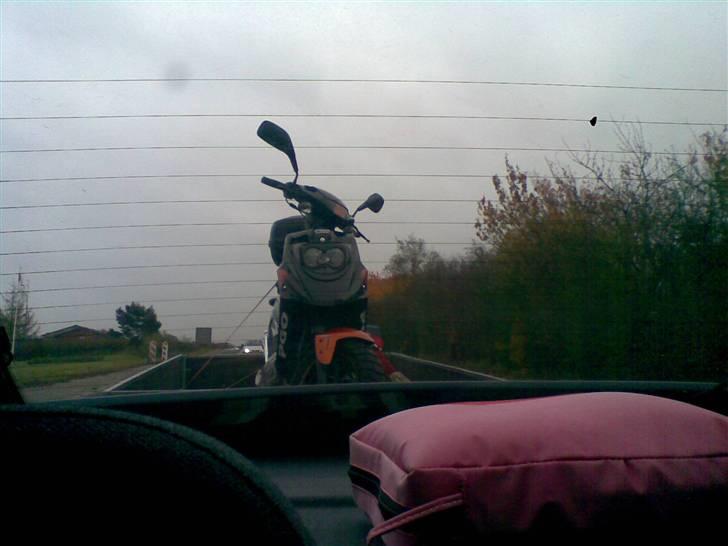 PGO Hot 50 SOLGT!!! - da mig og min makker hentede den var der sidespejle og top boks på den..(grimt) hvis du mangler en top boks så skriv. billede 2