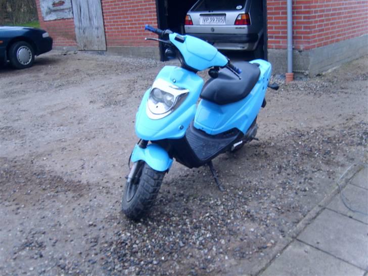 PGO Hot 50 SOLGT!!!!! - har skiftet ruller og dyse så den går rigtig godt... kan godt gå på baghjul hvis man sidder helt tilbage på sæddet billede 1