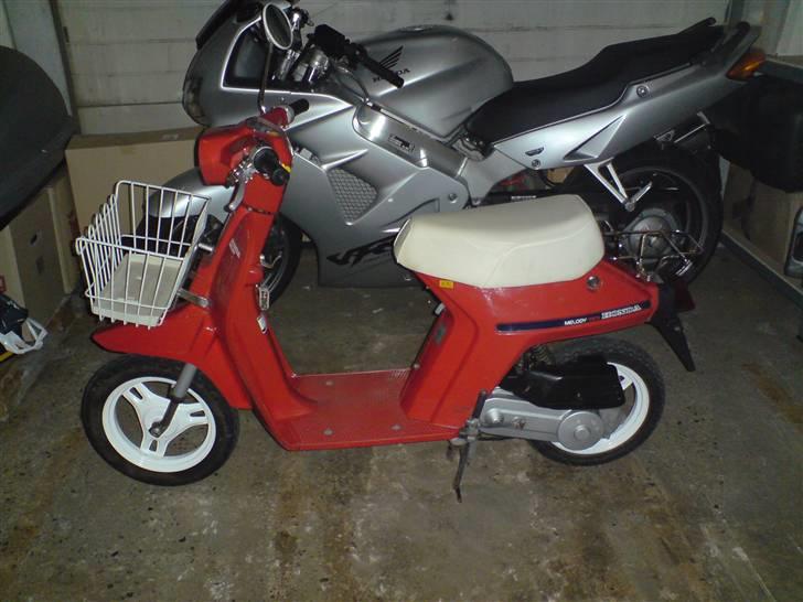 Honda NT50 Mini Melody (Solgt)  - Melody´en ved siden af Pappa´s Honda vfr800 da den var hentet billede 4