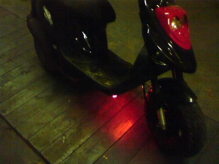 PGO Hot 50 - Neon i mørke billede 14