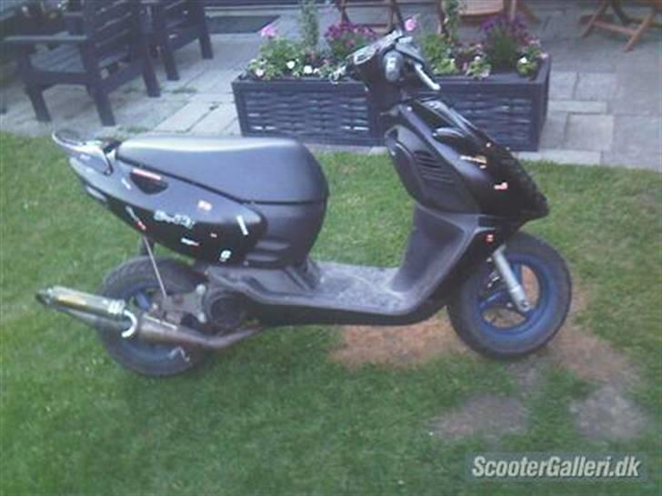 Aprilia Sonic AC SD - Dr Evo(væk) - Efter. Den hvide snor holder centerstøttefoden oppe midlertidig. billede 1