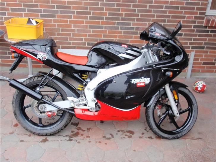 Aprilia RS50 - SOLGT - Her er de nye billeder efter den er blevet malet..  billede 9